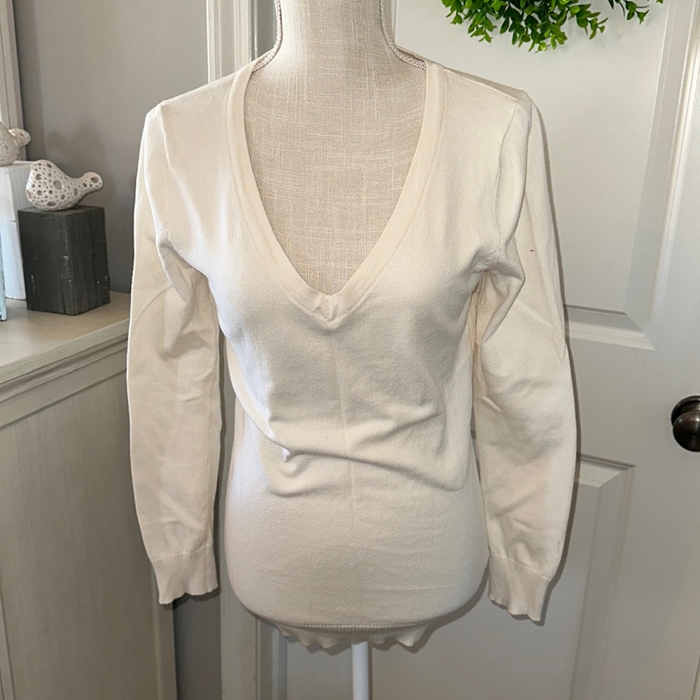 Size L ivory super soft lightweight cotton v neck sweater EUC